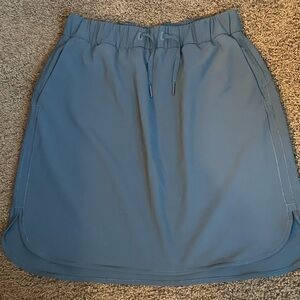 Lululemon skirt size 10, has pockets
